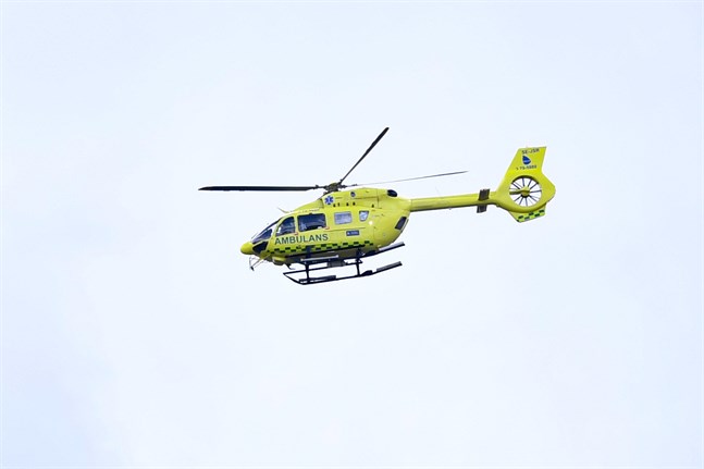 En ambulanshelikopter har inte kunnat ta sig hela vägen upp till Kebnekaises gamla toppstuga. Arkivbild.
