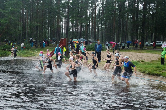 Seljes triathlon ordnas som vanligt sista onsdagen i juli. Här starten i damklassen för två år sedan.