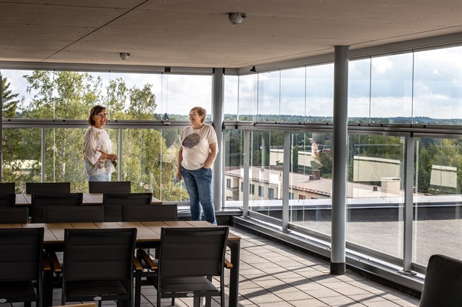 Helena Wistbacka och Helen Granberg är nöjda med sina lägenheter och de gemensamma utrymmena. Men det finns saker att förbättra. Hittills har de fått gehör, bland annat öppnas ytterdörren nu automatiskt med kod vilket är lättare att öppna för de med rullstol.