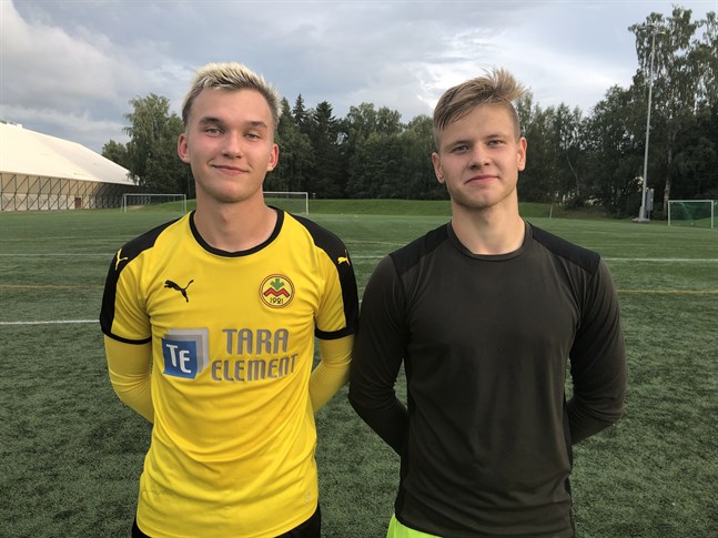 Rasmus Wassborr (t.v) gjorde hattrick för Myran. Joas Snellman gjorde en bra insats i Jaros mål och noterades för dussinet strålande räddningar.