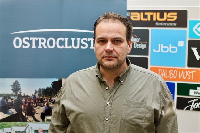 Steven Frostdahl, informationschef på Finlands Pälsdjursuppfödares Förbund, säger att coronakrisen har skapat stor osäkerhet i pälsbranschen och starkt påverkat möjligheterna att bedriva normal skinnhandel.