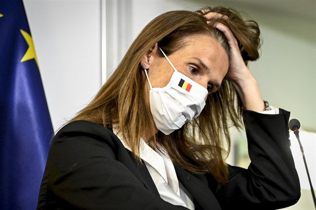 Belgiens premiärminister Sophie Wilmès under en presskonferens där de nya virusrestriktionerna i landet diskuterades.