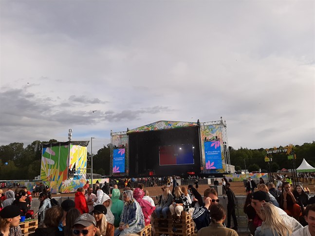 Offentliga tillställningar med över 500 deltagare får ordnas i avgränsade områden utomhus i augusti. Arkivbild från Ruisrock 2019.
