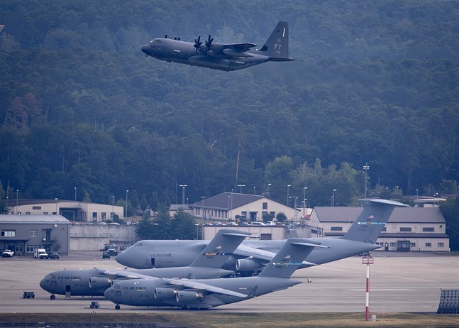 Ett amerikanskt militärflyg lyfter från en bas i tyska Ramstein. Arkivbild.