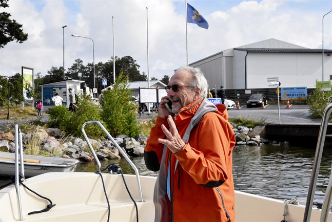 Tidigt på morgonen har EU:s statschefer enats om en budget och ett återhämtningspaket. Flera medier ringer och ber Nils Torvalds kommentera förhandlingsresultatet.