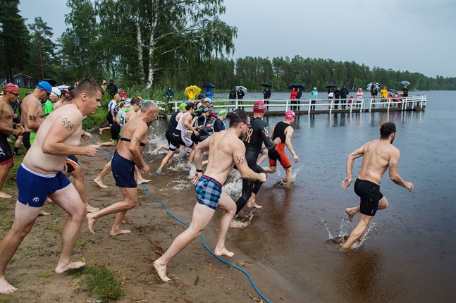 Här startade männen i Seljes triathlon.