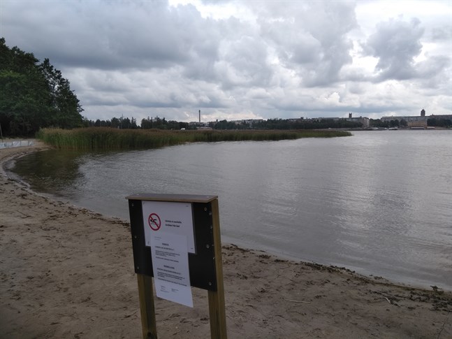 Vasa stad avråder simmare just nu vid badstranden Paradisön.