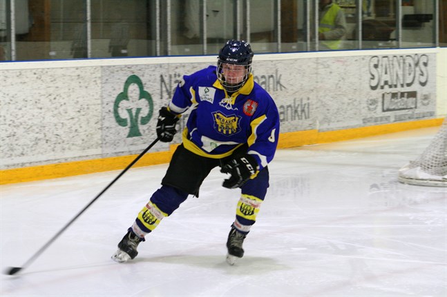 Anfallaren Kevin Snickars fortsätter även nästa säsong i Kraft hockey.