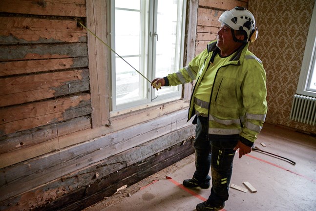 Rummen i husets södra del förnyas också på insidan. Esko Paloniemi berättar att man ursprungligen hade lerrappade väggar i det här rummet.