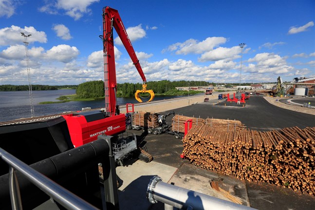 Virkeshantering vid Metsä Fibres fabrik i Äänekoski.