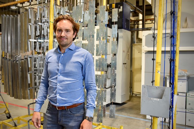 Tommy Löfs, vd för företaget Löfs i Larsmo tar inte ut någon oro för en eventuell andra coronavåg i förväg. – Vi vet först i september hur vi klarar oss i år. Samtidigt har vi investeringar på gång och ser positivt på framtiden.