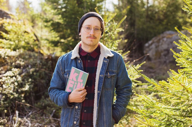 I lågstadiet läste Axel Åhman massor. Sedan kom en tid då skolarbetet tog det mesta av tiden. Men under militärtjänstgöringen hittade han tillbaka till böckerna.