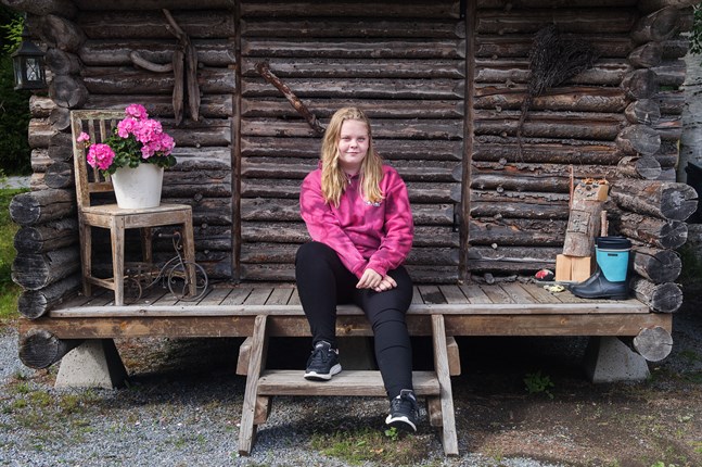 Amelia Backlunds bidrag i Melodi Grand Prix handlar om vänskap. Hon har skrivit låten själv och övar i smyg.