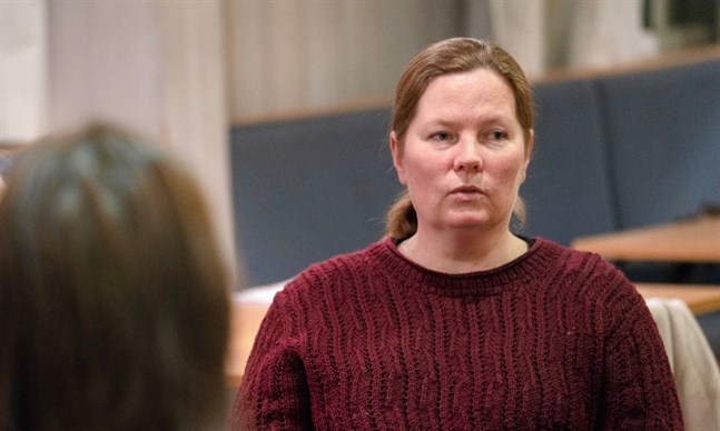 Som Pauliina Holmqvist ser det tar KUF också sitt samhällsansvar genom att flytta fram premiären för 2022 års nyårsrevy.