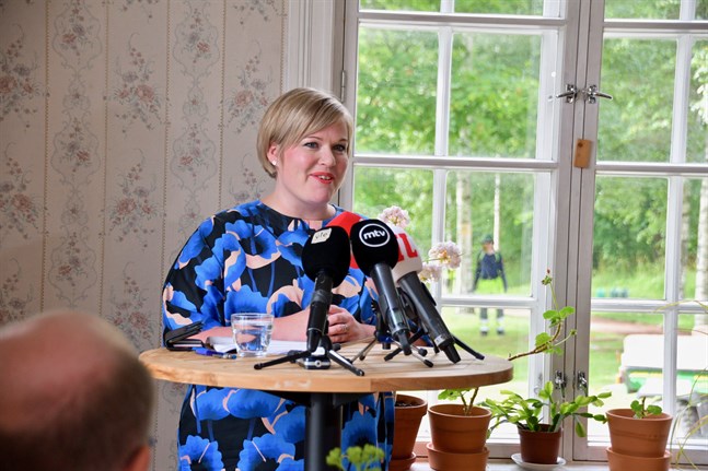 Annika Saarikko (C) har varit riksdagsledamot sedan 2011. Hon meddelade på torsdagen att hon står tillgänglig som ny ordförande för Centern.