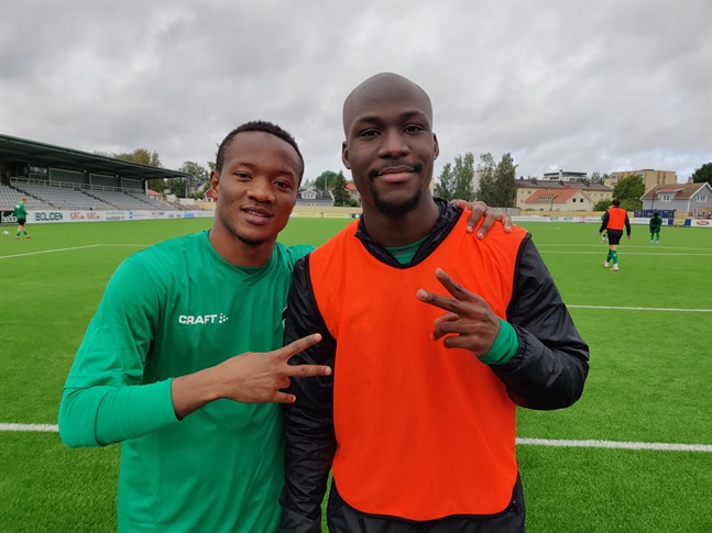 Aboubacar Junior Doumbia (till vänster) och Ulrich Meleke är glada när de får träna med KPV igen.