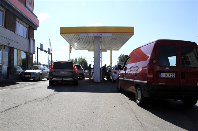 Det var full fart vid Shellstationen på Mejerigatan i Vasa.