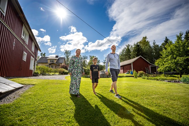Stiina, Edvin och Dan Bertholm trivs som fiskarna i vattnet på Köklot. De flyttade till Dans barndomshem 2013.