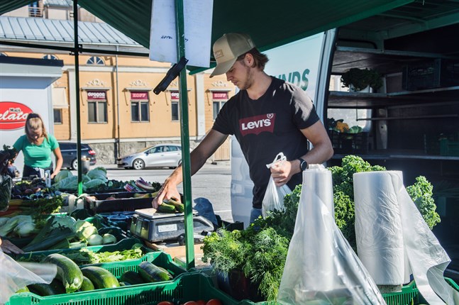 I dag säljer Backlunds trädgård omkring 80 procent av sin produktion genom torgförsäljningen. Alva och David Backlund uppskattar att säsongen hittills gått bra.