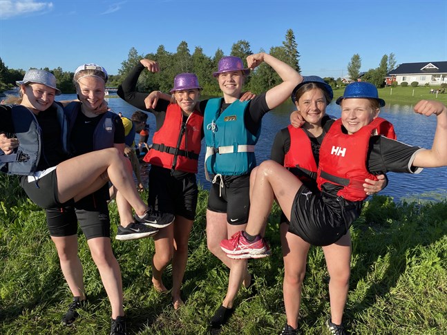 Antonia Söderlund, till vänster, Emmie Dahlgren, Alva Yli-Valkama, Liva Berg, Ida Mannfolk och Wilma Rönnqvist visade var skåpet ska stå i inofficiella VM i Öykstock.