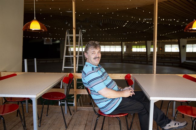 Sixten Dalvik är verksamhetsledare för Emet folkpark i Kronoby där dansverksamheten återupptas på lördag.