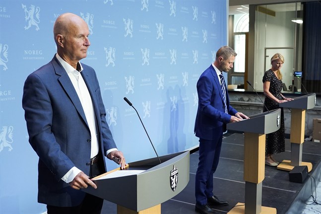 Norges hälso- och omsorgsminister Bent Høie (H), hälsodirektör Bjørn Guldvog och avdelningsdirektör Folkehälsoinstitutet Line Vold. Arkivbild.