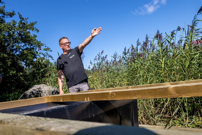 Ett stenkast bort ligger fastlandet. En färjförbindelse gör Gubbgrundet tillgängligt för tusentals Gerbybor och andra besökare som saknar båt, säger Ahola.