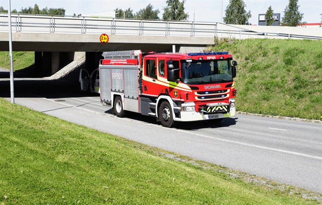 Både brandkåren och polisen ryckte ut för att hjälpa till när en lastbil fastnade i en underfart.
