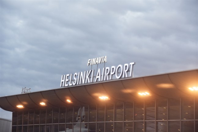 Enligt uppgifter till Yle anlände familjen som tidigare bott i lägret al-Hol i Syrien till Helsingfors-Vanda flygplats lördag morgon.