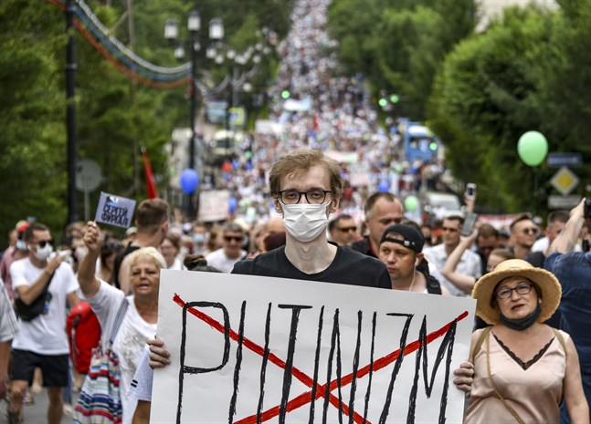 Ordet "putinism" överkryssat i ett demonstrationståg i Chabarovsk förra helgen.