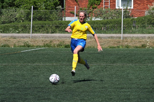 Matilda Sundlin fick chansen på topp mot Åbo IFK och hon levererade då Närpeslaget tog en viktig seger i damtvåan.