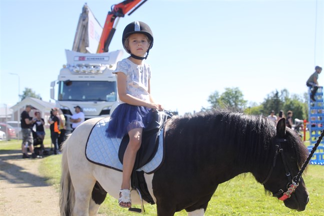 Ponnyridning var ett populärt inslag på Lappfjärdsdagen. Sophia Nybacka, 6 år, fick en ridtur på shetlandsponnyn Rölli.