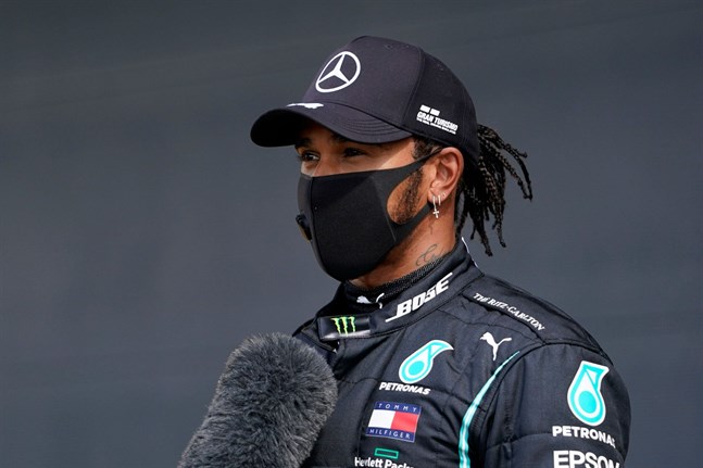 Mercedesföraren Lewis Hamilton under presskonferensen efter avslutat GP-kval.