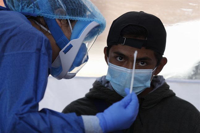 En patient provtas för covid-19 i Mexico City.