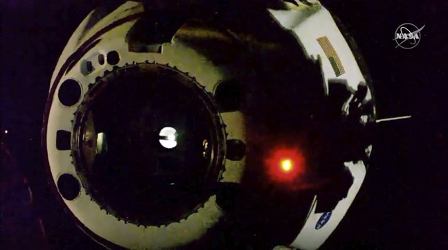 Space X rymdkapsel har kopplats loss från rymdstationen ISS och är på väg mot jorden.