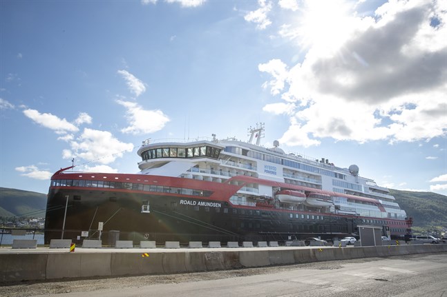 Hurtigrutskeppet MS Roald Amundsen vid kajen i Tromsø. Arkivbild.