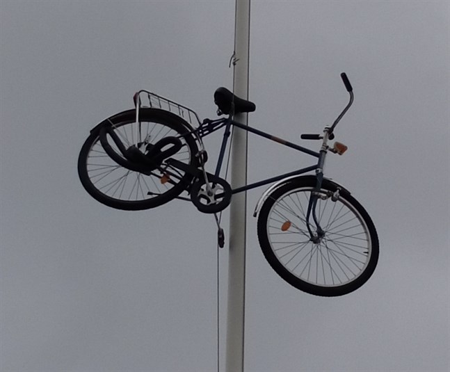 En cykel som hissats upp i flaggstången vid torget var synen som mötte morgontidiga Kasköbor på måndagen.