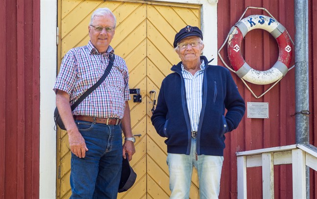 Anders Svartbäck tillsammans med sin morbror Ingmar Dahlström framför fyrvaktarbostaden på Yttergrund sommaren 2019. Dahlström växte upp på Yttergrund.