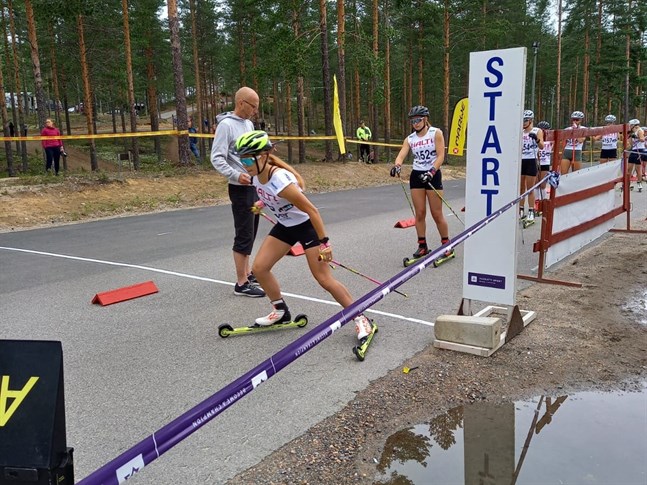 Felicia Krook ger sig här iväg vid FM på rullskidor i Vuokatti. Det slutade med en fin åttondeplats i klassen D18.