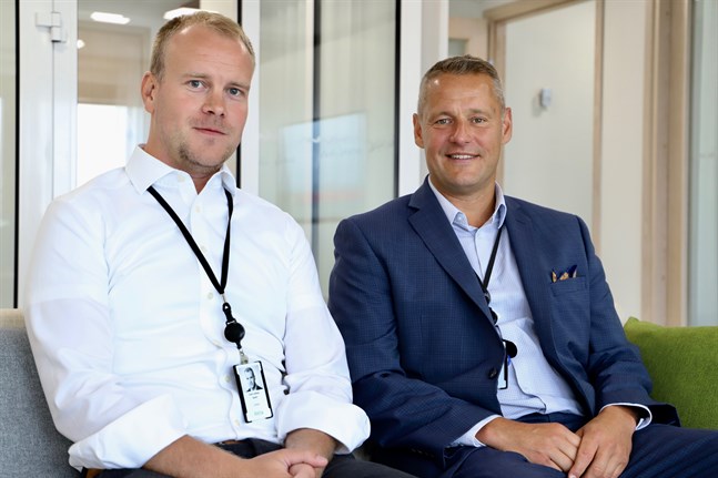 Johan Gunn och Stefan Grönholm på Aktia i Österbotten är glada över att året verkar gå i rätt riktning. Det fick en rätt skakig start.
