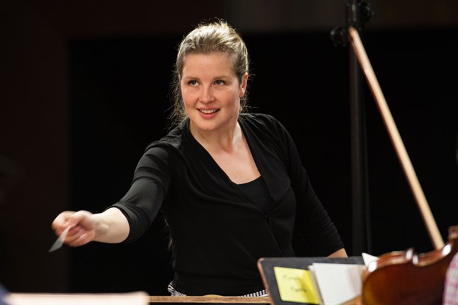 Emilia Hoving är en av de kvinnliga musiker som samarbetar Vasa stadsorkester i vår. Hon leder den första konserten av sex där alla dirigenter och solister är kvinnor.