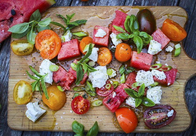 En korsning av tomatsallad och den moderna klassiska kombon vattenmelon och fetaost.