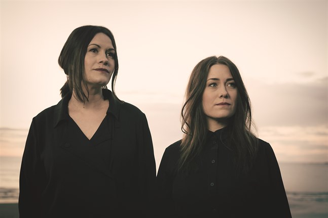 Kaain är syskonen Annika (till vänster) och Julia Åman.