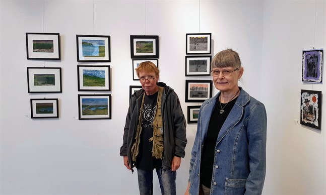 Haje Holmström och Maj-Lis Rauhamaa ställer ut på Galleri Bruno i Bennäs under augusti 2020. Utställningen "Blandade känslor" rymmer också verk av Hajes dotter Nadja Sand, som inte är med på bild.