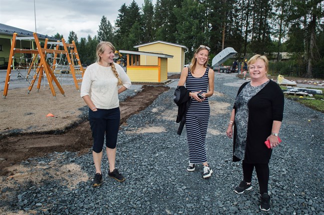 Heidi Forsström, Linda Vikman och Ann Hanhikoski är alla väldigt nöjda med den nya skolan.