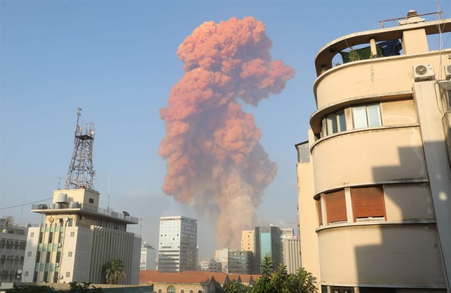 En massiv explosion har skakat Libanons huvudstad Beirut.