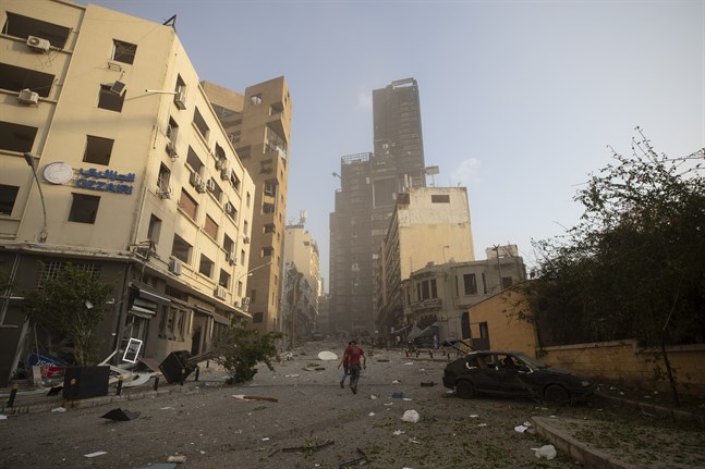 En gata i centrala Beirut kort efter explosionen som hördes milsvida.