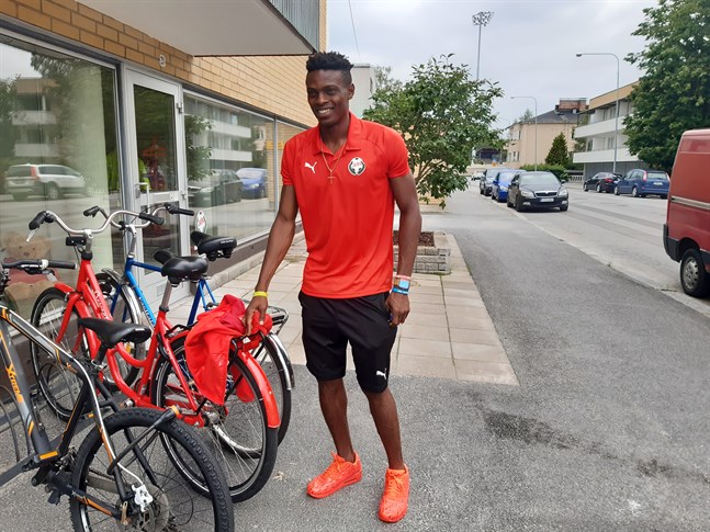I stället för en röd Ferrari i Italien är det nu en röd cykel som gäller för Stanley Amuzie i Jaro.