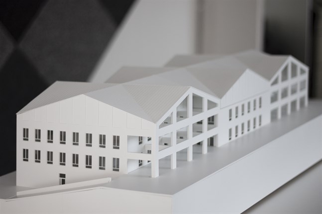 Modell av nya Närpes högstadieskola. Entreprenörerna för mångmiljonprojektet är klara.