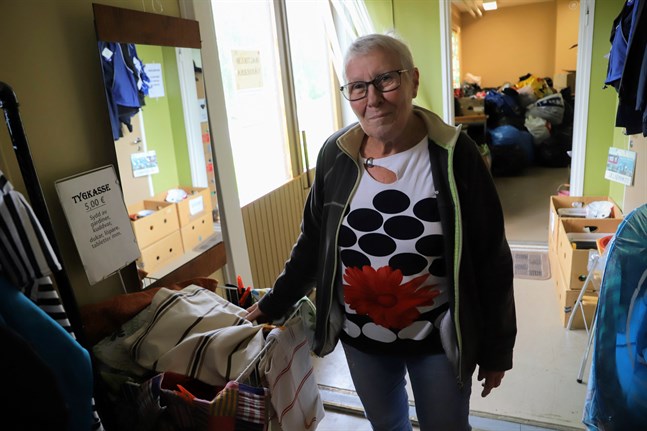 Anna-Mi Björkqvist ser till att saker kommer till användning igen i stället för att slängas. Hon ansvarar för Baltikumvännernas klädinsamling.
